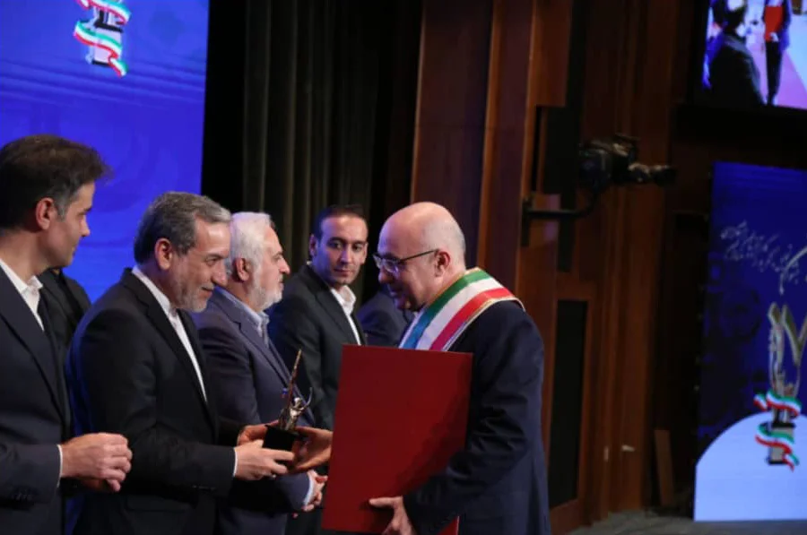 دریافت تندیس هفدهمین جشنواره تجلیل از کارآفرینان برتر و تکریم از مدیران اشتغالزای کشور