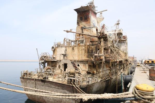 شناور کانتینری غرق شده در بندر پارس عسلویه از آب بیرون کشیده شد